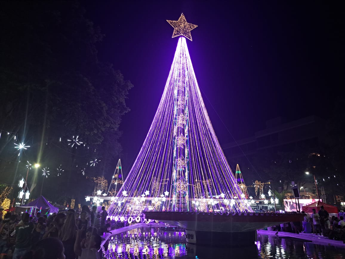 Praça central de Taboão da Serra recebe decoração especial no Natal Mágico