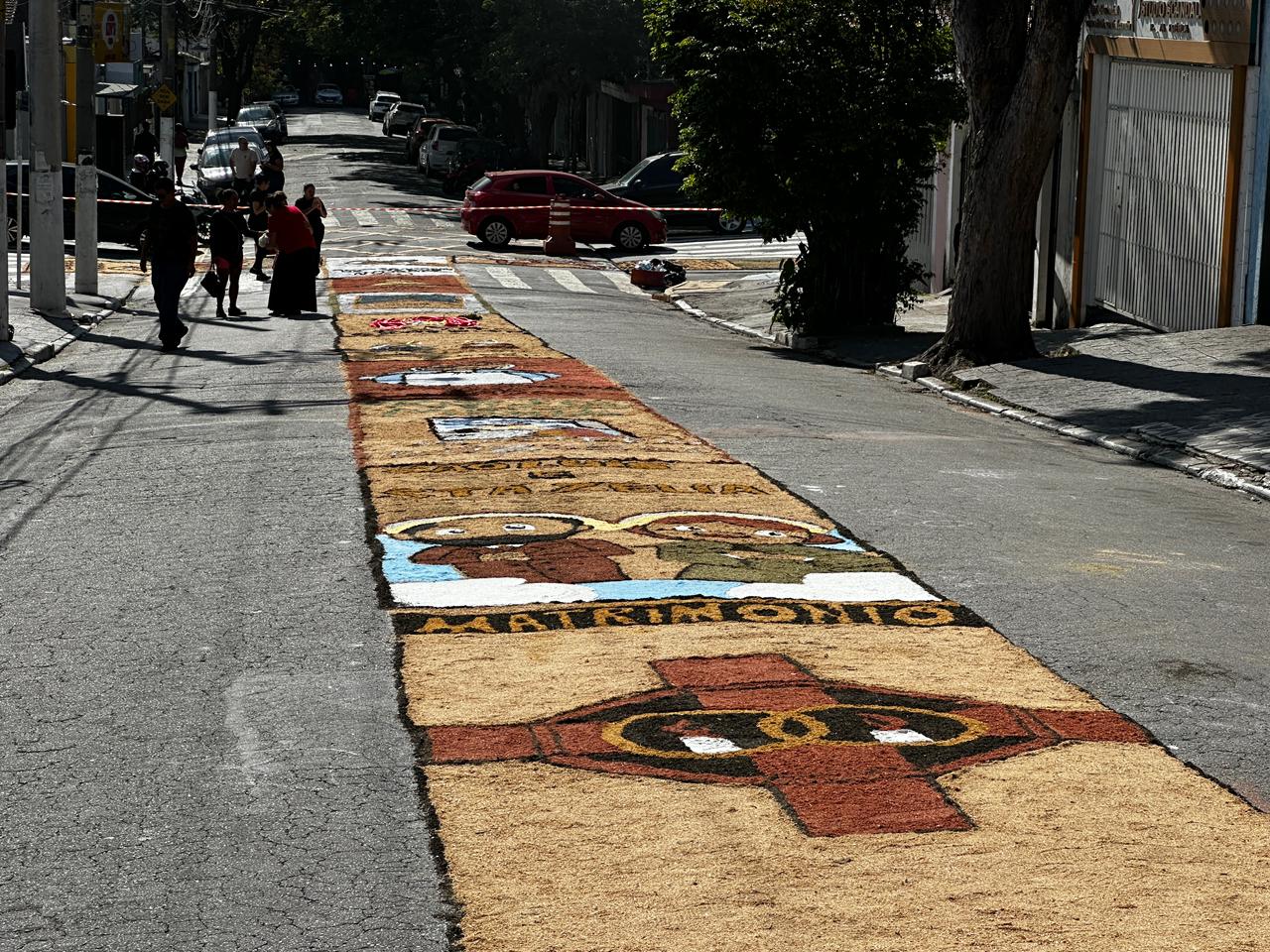 Corpus Christi reúne milhares de fiéis em Taboão da Serra com tapetes e procissão