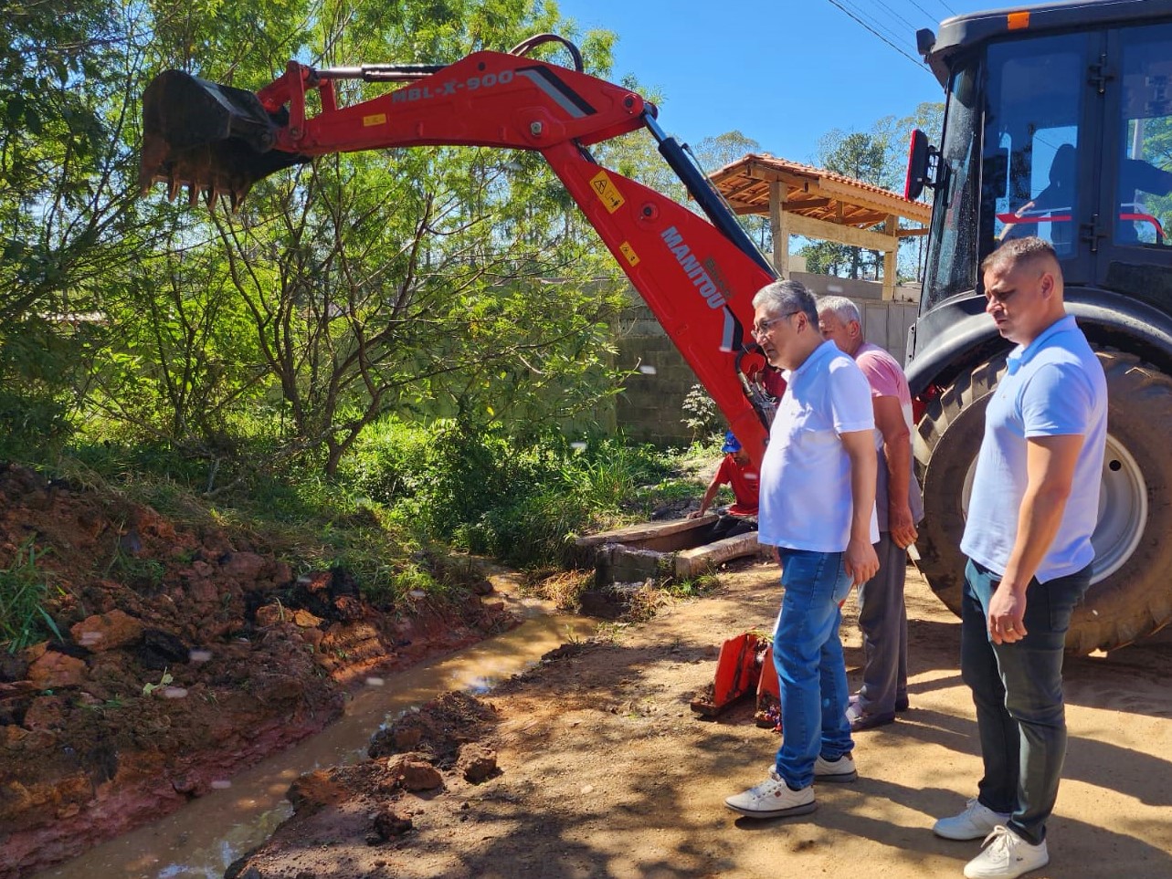 Estrada do Jaceguava e Recanto dos Colibris, no Crispim, recebem obras de melhorias