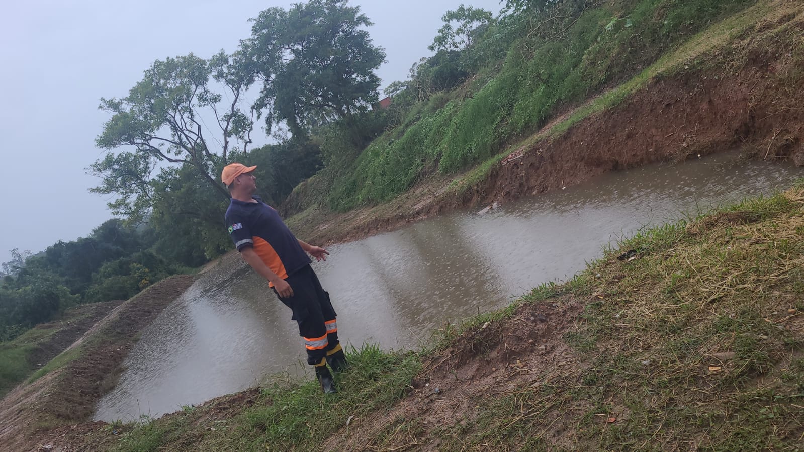 Defesa Civil de Itapecerica da Serra reforça vistoria em córregos e áreas atingidas pela chuva