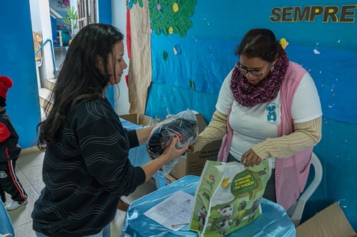 Taboão da Serra entrega de kits de materiais escolares e uniformes para alunos