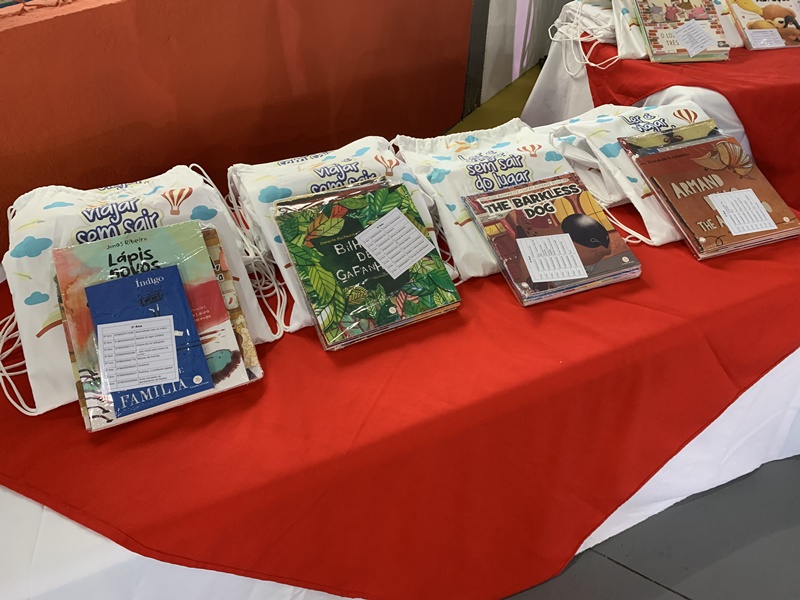 Aprígio entrega escrituras, kits de leitura durante diversos serviços oferecidos no “Impulsiona Taboão”, em escola do Jacarandá