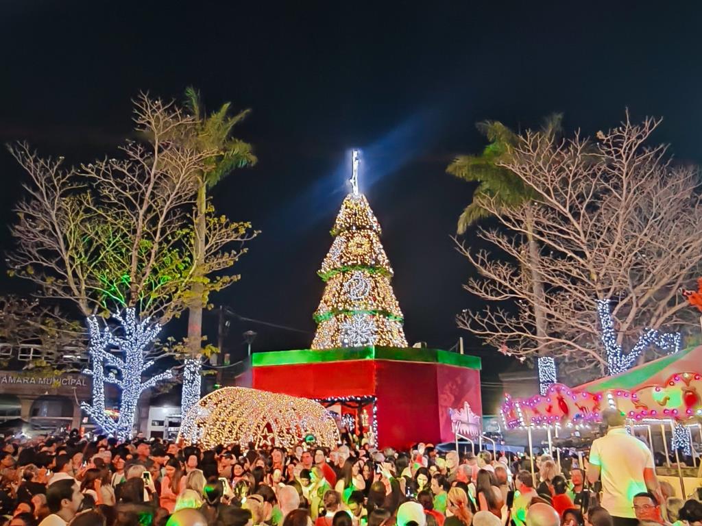 Natal de Luz de Itapecerica da Serra ganha destaque na Globo e emociona moradores