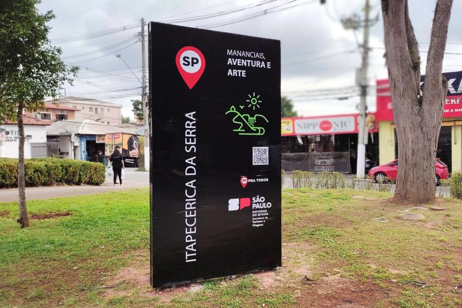 Totem Turístico é instalado na Praça da Fonte em Itapecerica da Serra