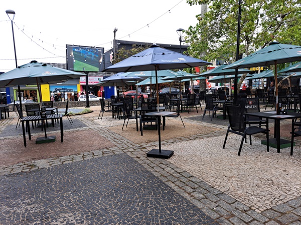 Praça Largo da Matriz, no centro de Itapecerica da Serra, conta com novos banheiros e restaurante